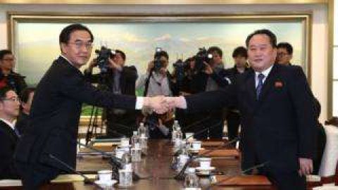 El ministro de Unificación de Corea del Sur,Cho Myoung-Gyon , saluda al jefe de la delegación de Corea del Norte, Ri Son-Gwon.
