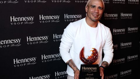 Miguel Cotto posa con el premio.