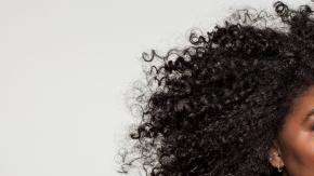 Taija Kerr, la primera mujer afro-hawaiana en ser modelo de una campaña de cosméticos en EEUU.
