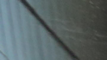 Voluntaria Catalina Cruz reparte panfletos sobre la extensión para renovar DACA.