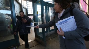 Voluntaria Catalina Cruz reparte panfletos sobre la extensión para renovar DACA.
