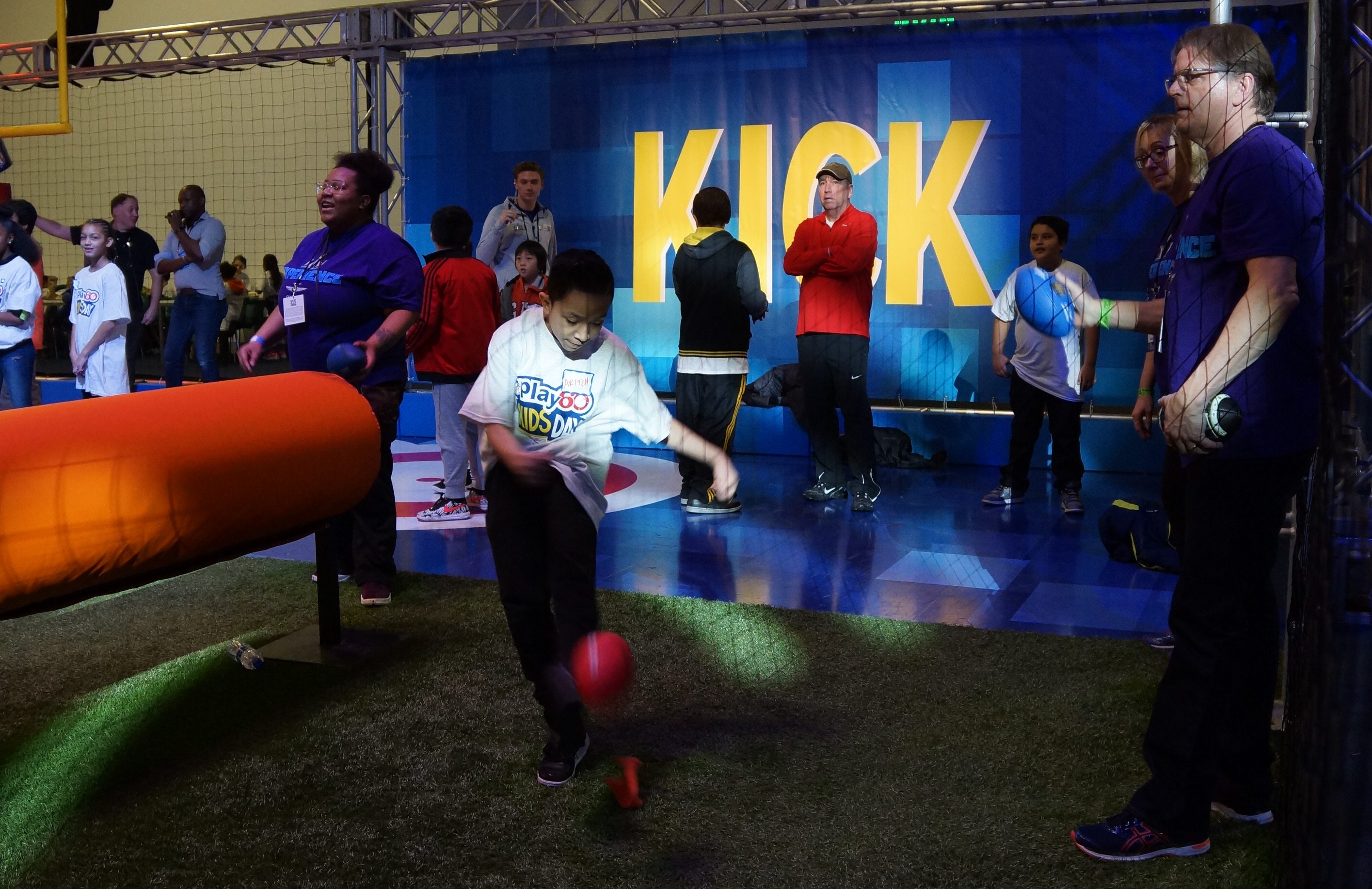 Los niños patearon y lanzaron el "football".