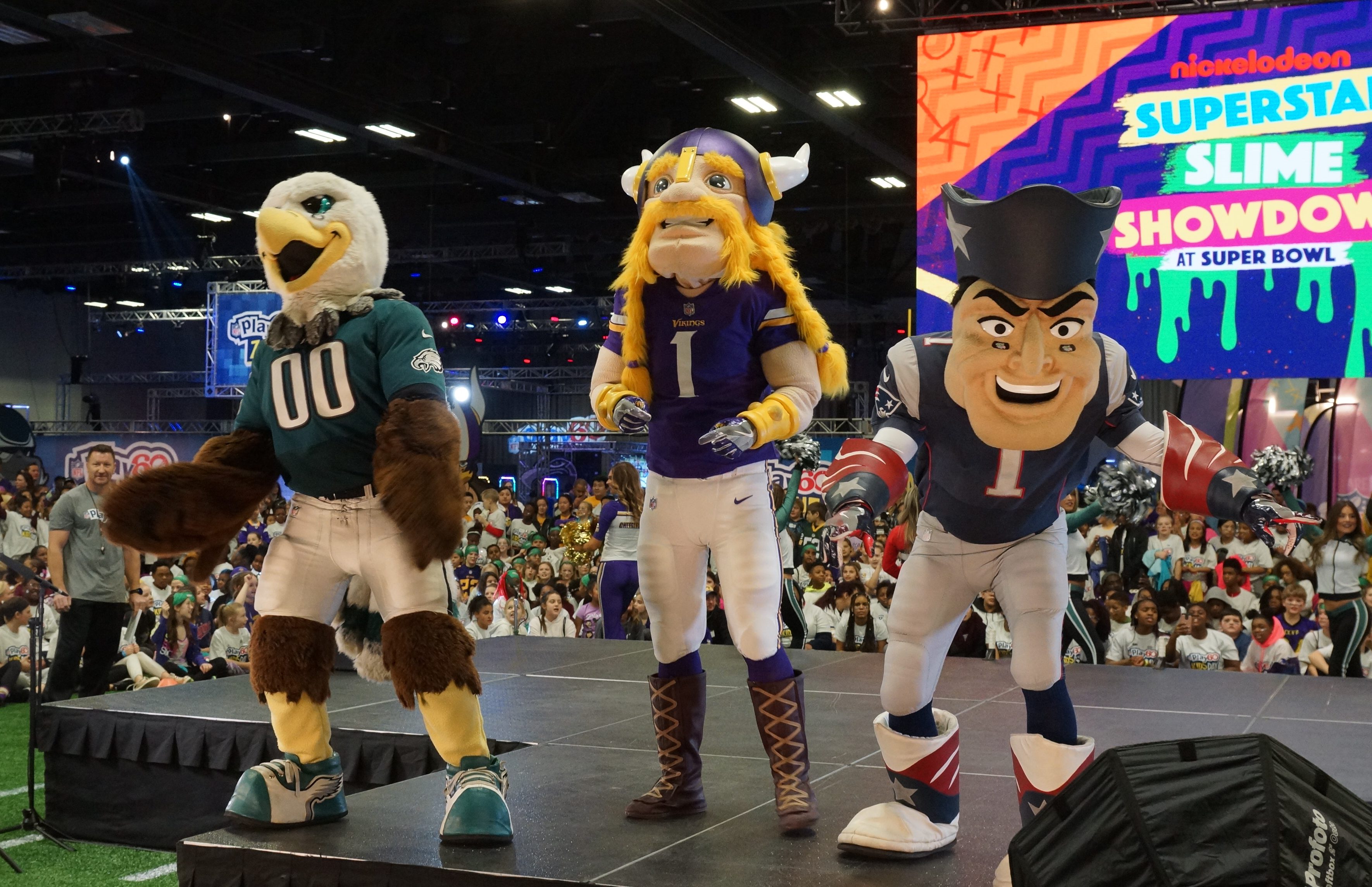 Las mascotas de Eagles y Patriots, los dos equipos que se disputarán el Super Bowl LII, y la del equipo local animaron la fiesta.