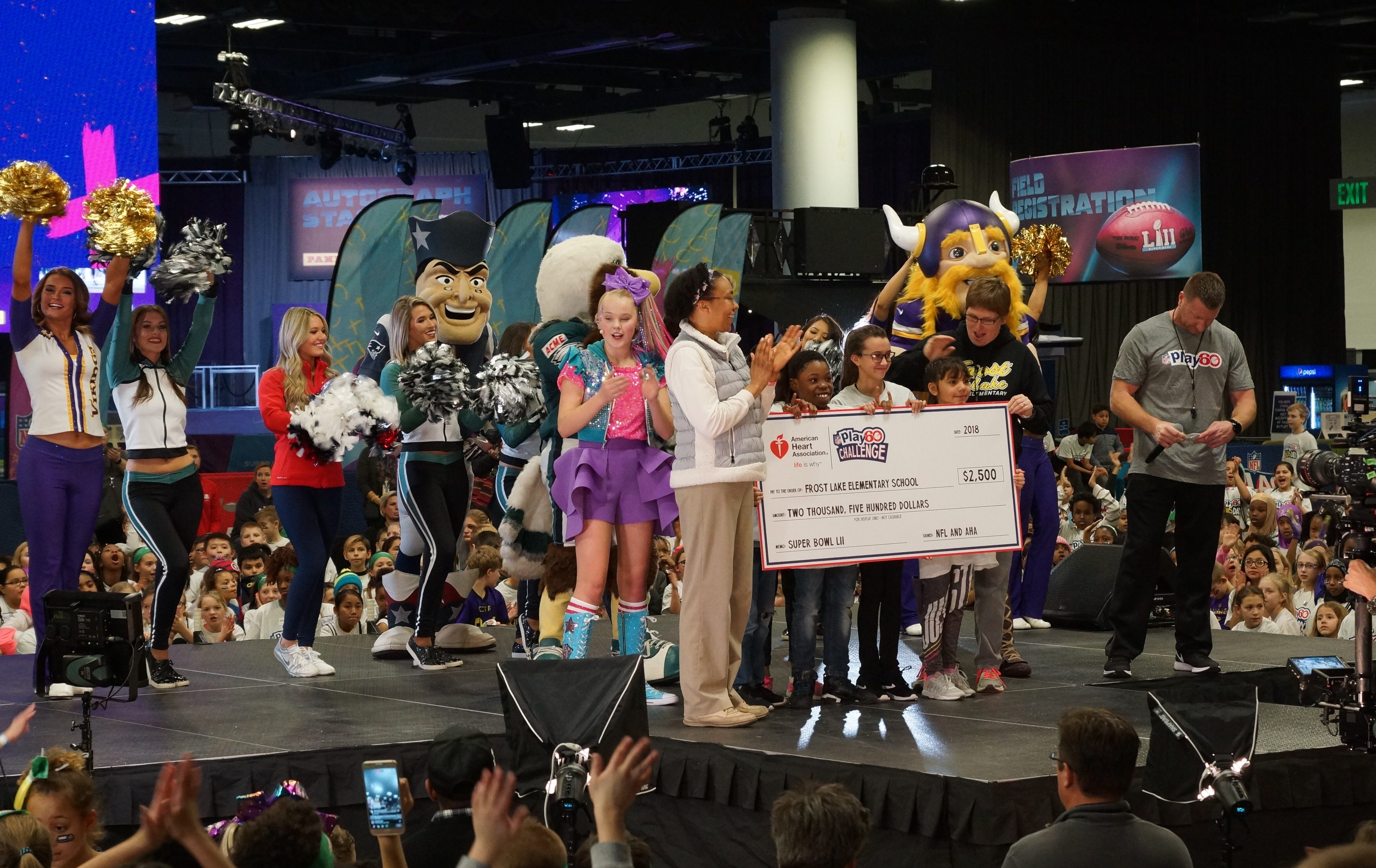 Una escuela local recibió un cheque del NFL Play 60.