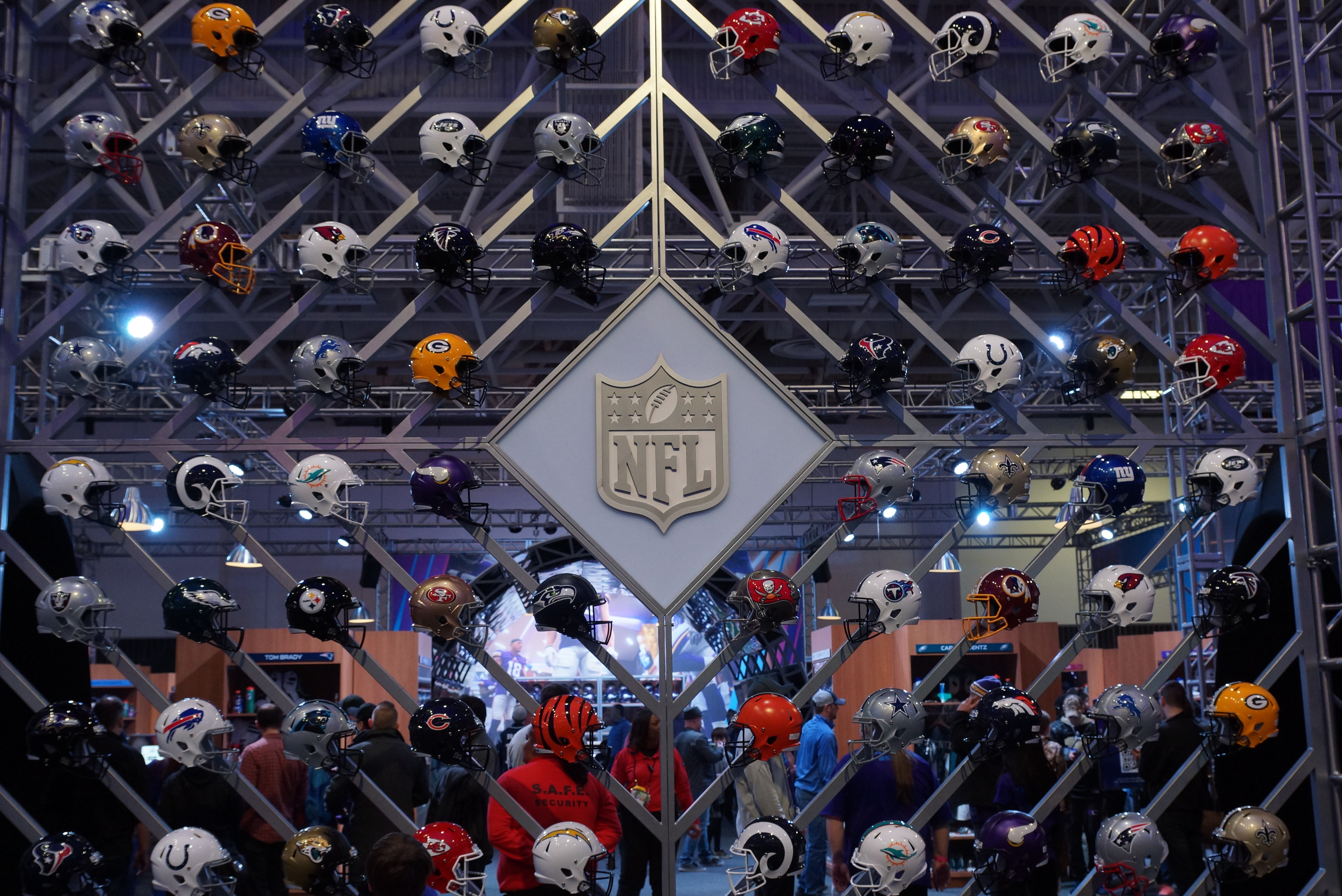 Los cascos de todos los equipos de la NFL.