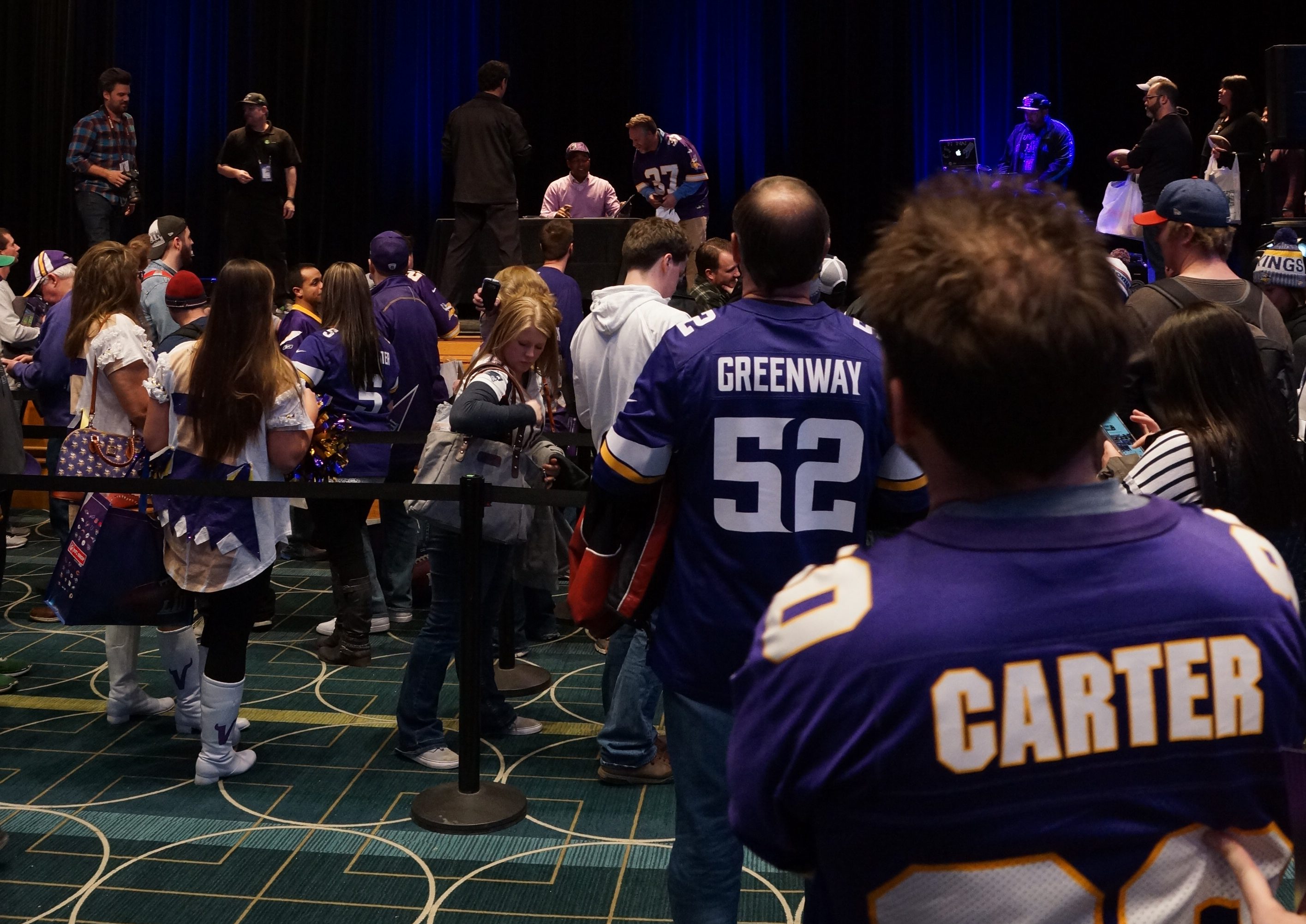 Cris Carter, que jugó en Eagles, Vikings y Dolphins, firmó autógrafos a los fans.