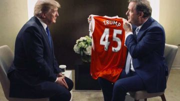 Piers Morgan le obsequió a Donald Trump una camiseta del Arsenal