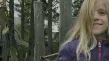 Parece una niña inocente, pero en realidad no lo es.