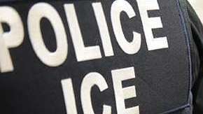ICE está deteniendo a inmigrantes con "green card" por faltas menores.