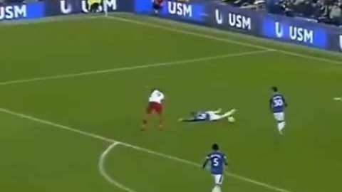 Salomón Rondón fracturó a James McCarthy en una fuerte entrada