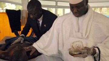 Cuando era presidente de Gambia, Yahya Jammeh usaba una poción de hierbas que él mismo había inventado para tratar a los pacientes con VIH./ EFE