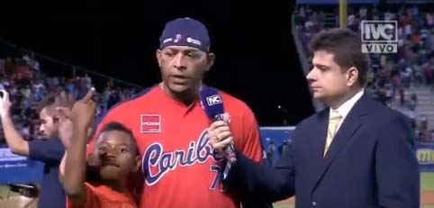 VIDEO: El obsceno gesto en vivo del hijo de beisbolista René Reyes