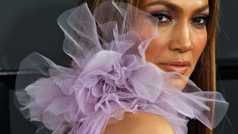 Jennifer López en la alfombra roja de los 59 Grammy Awards.