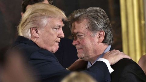 Bannon llamó al hijo del presidente de "traidor de la patria" por reunirse con los rusos