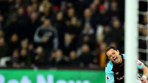 El mexicano Javier 'Chicharito' Hernández sufrió una entrada que le valió al West Ham y un penalti para empatar con Crystal Palace. (Foto: GLYN KIRK/AFP/Getty Images)