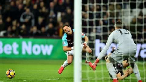 El mexicano Javier 'Chicharito' Hernández sufrió una entrada que le valió al West Ham y un penalti para empatar con Crystal Palace. (Foto: GLYN KIRK/AFP/Getty Images)