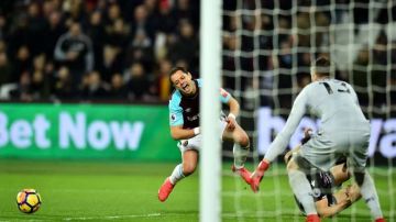 El mexicano Javier 'Chicharito' Hernández sufrió una entrada que le valió al West Ham y un penalti para empatar con Crystal Palace. (Foto: GLYN KIRK/AFP/Getty Images)