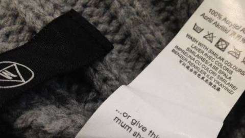 Una marca que aparentemente empodera a las mujeres puso un chiste de mal gusto en una de sus prendas.