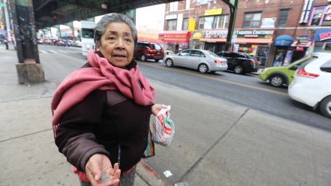 Maria Tapia, Mexico. Hispanos opinan sobre posible uso recreacional de la marihuana.
