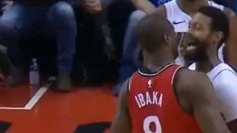 Serge Ibaka y James Johnson durante una pelea.