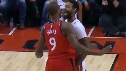 Serge Ibaka y James Johnson durante una pelea.