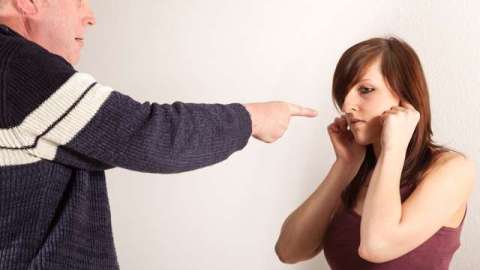 Una forma de abuso hacia las mujeres es minimizarlas.