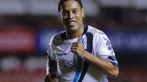 Ronaldinho anunció este martes su retiro de las canchas