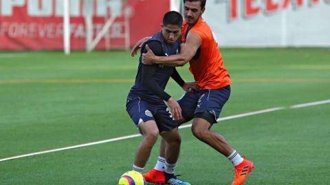 Oswaldo Alanís, durante un entrenamiento de las Chivas Rayadas del Guadalajara en Verde Valle. (Foto: Imago7/Jorge Barajas)