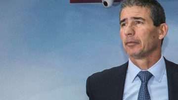 Eduardo de la Torre presentó a Carlos Peña, refuerzo del Cruz Azul para el Clausura 2018 de la Liga MX. (Foto: Imago7/Luis Onofre)