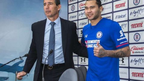 Eduardo de la Torre presentó a Carlos Peña, refuerzo del Cruz Azul para el Clausura 2018 de la Liga MX. (Foto: Imago7/Luis Onofre)