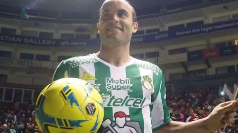 Landon Donovan durante su presentación como refuerzo del León. Foto: Imago7/Sebastian Laureano