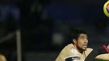Jose Robles de Pumas y Jerónimo Amione,de Lobos BUAP disputan un balón durante un juego de la Copa MX. (Foto: Imago7/Imelda Medina)