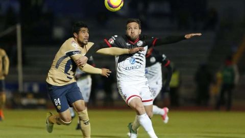 Jose Robles de Pumas y Jerónimo Amione,de Lobos BUAP disputan un balón durante un juego de la Copa MX. (Foto: Imago7/Imelda Medina)