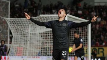 Ronaldo Cisneros de Chivas festeja un gol contra los Rayos del Necaxa. (Foto: Imago7/Jorge Muro)