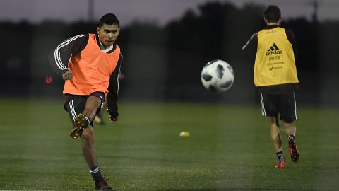 Orbelín Pineda prueba puntería durante el entrenamiento del Tri