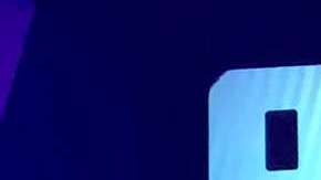 Tom Brady y Nick Foles, los quarterbacks de Patriots y Eagles, se saludan la noche del lunes junto a otros integrantes de ambos equipos durante el 'Opening Night' del Super Bowl en Minnesota.