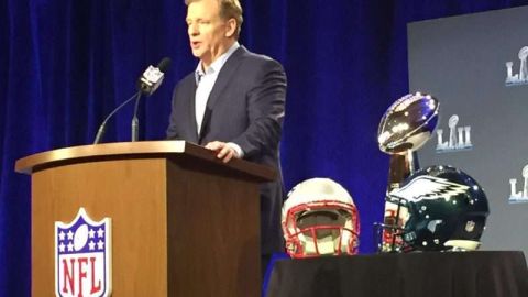 Roger Goodell, despojado de la corbata, tuvo su encuentro anual con los medios en el marco del Super Bowl.