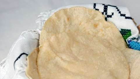 BELL, CA- 040214- Sopa de Tortilla. Ingredientes: chorizo, crema queso, chicharrones, puerco aguacate, chiles secos. FOTO J. EMILIO FLORES/LA OPINION