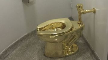 El retrete de oro ofrecido a la Casa Blanca fue creado por el artista italiano Maurizio Cattelan y funciona como un inodoro común.