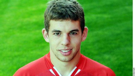 Jon Flanagan, defensa inglés del Liverpool, habría agredido a su novia