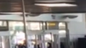 Decenas de personas fueron afectadas por la inundación en el JFK.