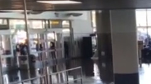 Decenas de personas fueron afectadas por la inundación en el JFK.