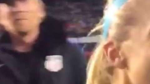 La futbolista Julie Ertz celebra que su esposo Zach consiguió el pase al Super Bowl con las Águilas de Philadelphia.