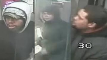 Las imágenes de los tres sospechosos fueron grabadas por cámaras de seguridad.