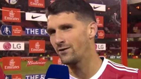 El estadounidense Eric Lichaj, jugador del Nottigham Forest que le hizo dos goles al Arsenal en la FA Cup. (Foto: Especial / Tomada de la TV)