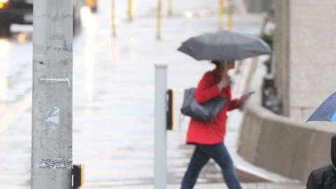 Fuertes lluvias y vientos obligaron a cancelas más de 3 mil vuelos el viernes