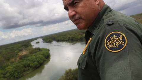 El agente José Perales mira hacia México desde la frontera. Comunidades fronterizas también quieren ser consultadas sobre los planes del muro que, alegan, devastarán la economía y el medio ambiente (Foto: archivo)
