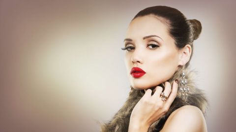 El maquillaje 2018 se marca con un rostro muy a lo natural, pero sutilmente cargado de visos dorados.