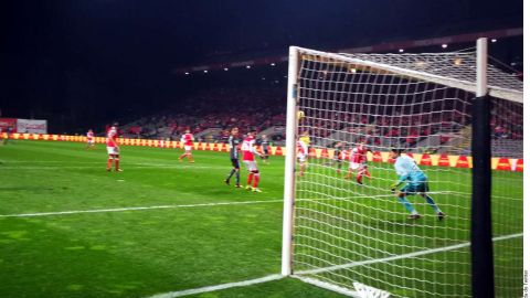 Raúl Jiménez hizo el tercer gol del Benfica