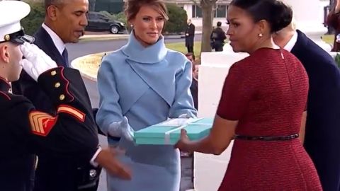 El 20 de enero de 2017 Melania Trump llegó con un regalo a la Casa Blanca.